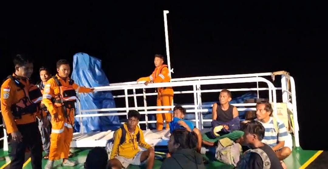 Basarnas Berhasil Evakuasi 12 ABK KM Bonanza 02 yang Alami Mati Mesin di Perairan Balantak