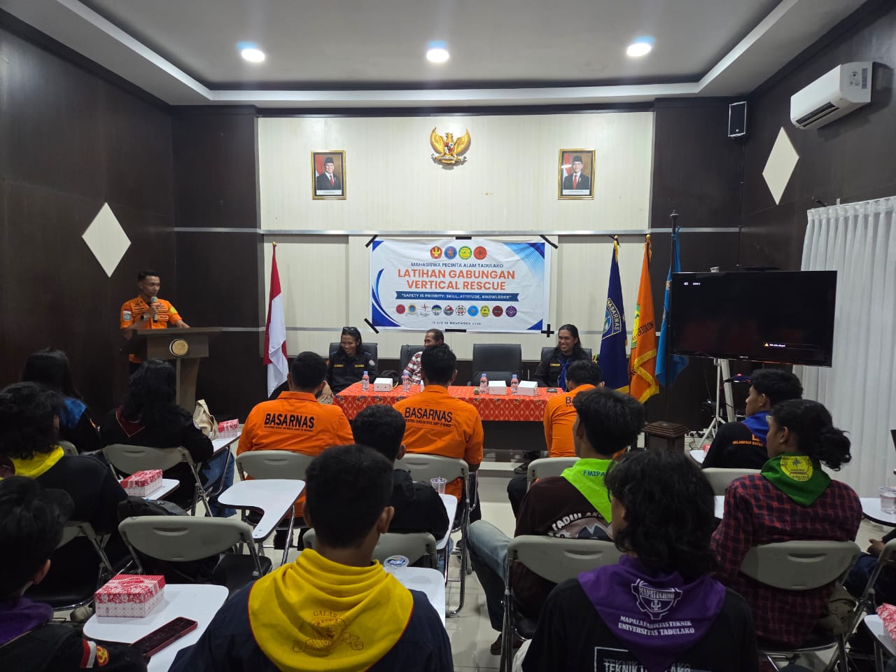 Latihan Gabungan Vertical Rescue Mapala Tadulako di Kantor Pencarian dan Pertolongan Palu