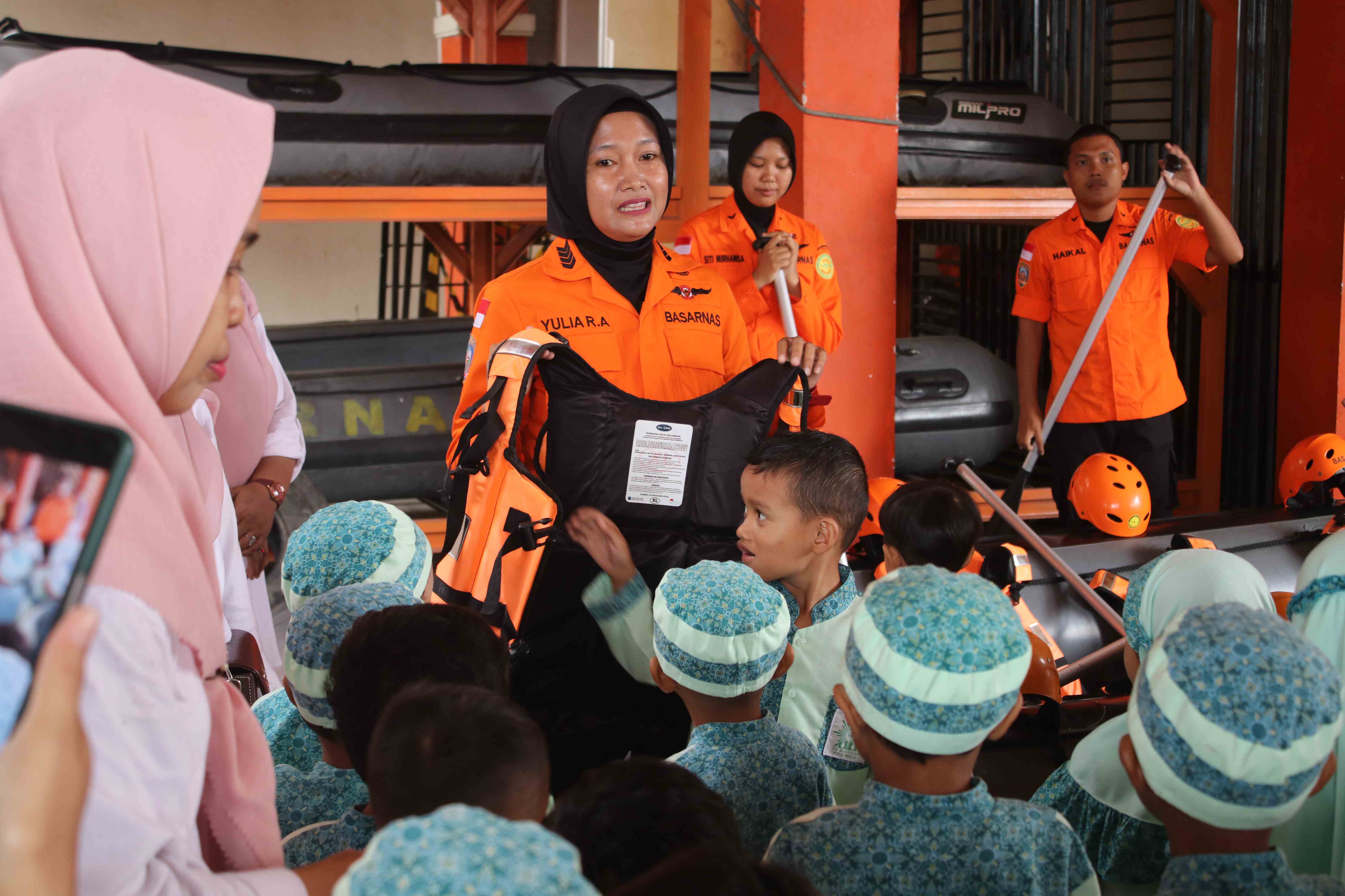 Kunjungan Edukasi Tk Aisyiyah Xiii Pengawu Di Kantor Pencarian Dan Pertolongan Palu