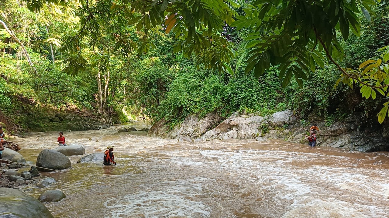Dua Wisatawan Cilik Berhasil Diselamatkan dari Arus Deras Sungai Tuweley