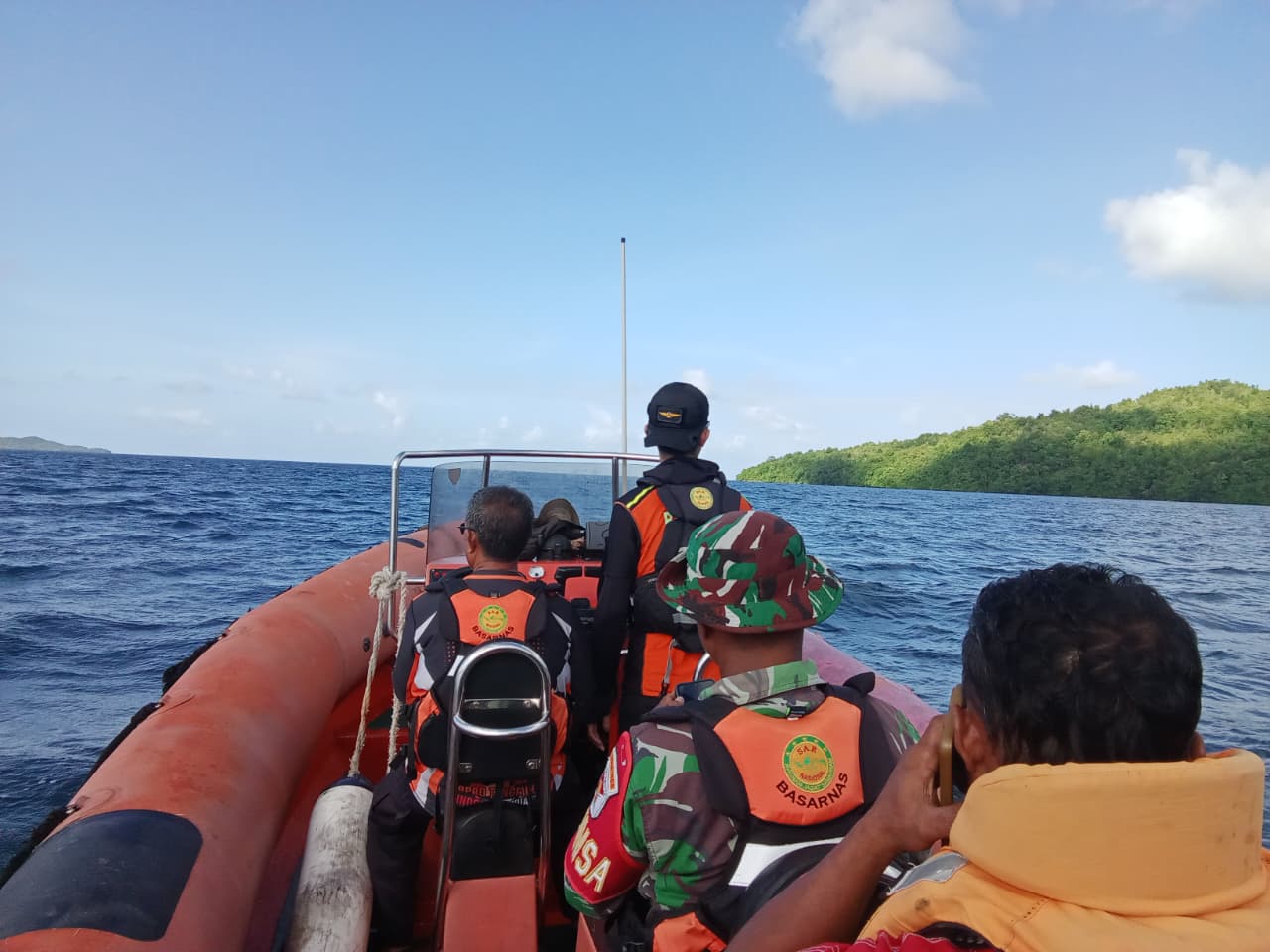 Tim SAR Gabungan Lanjutkan Pencarian Hari Kedua Korban Perahu Katinting Terbalik di Perairan Banggai Laut