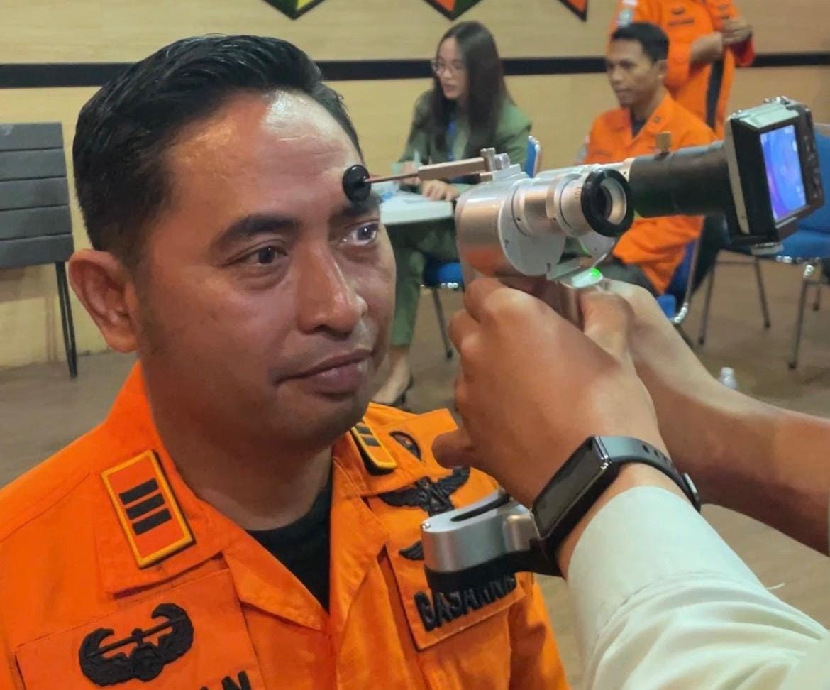 Pemeriksaan Mata Gratis Hadir di Kantor Pencarian dan Pertolongan Palu, Diikuti Seluruh Pegawai