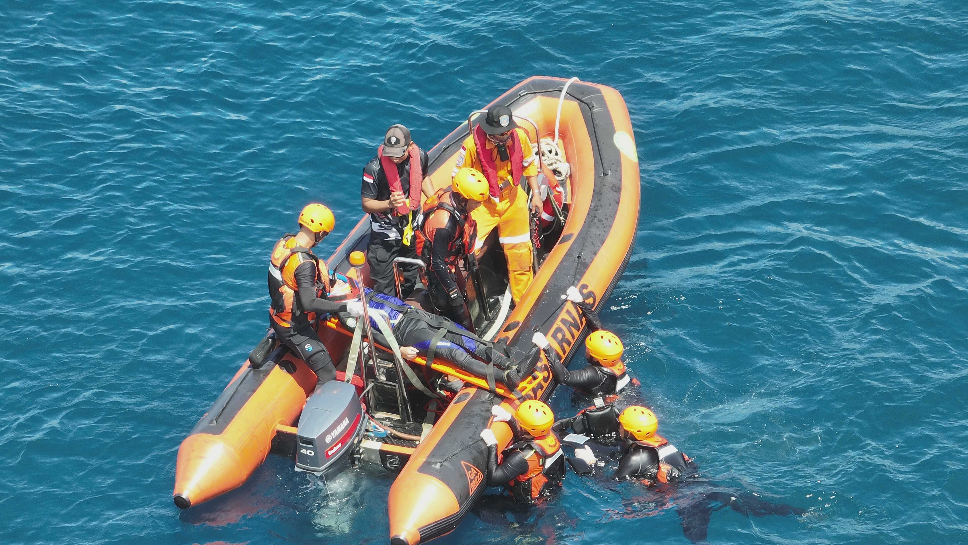 Simulasi Pertolongan di Air, Rescuer Kantor SAR Palu dan Crew KN SAR Baladewa Asah Kemampuan di Teluk Palu