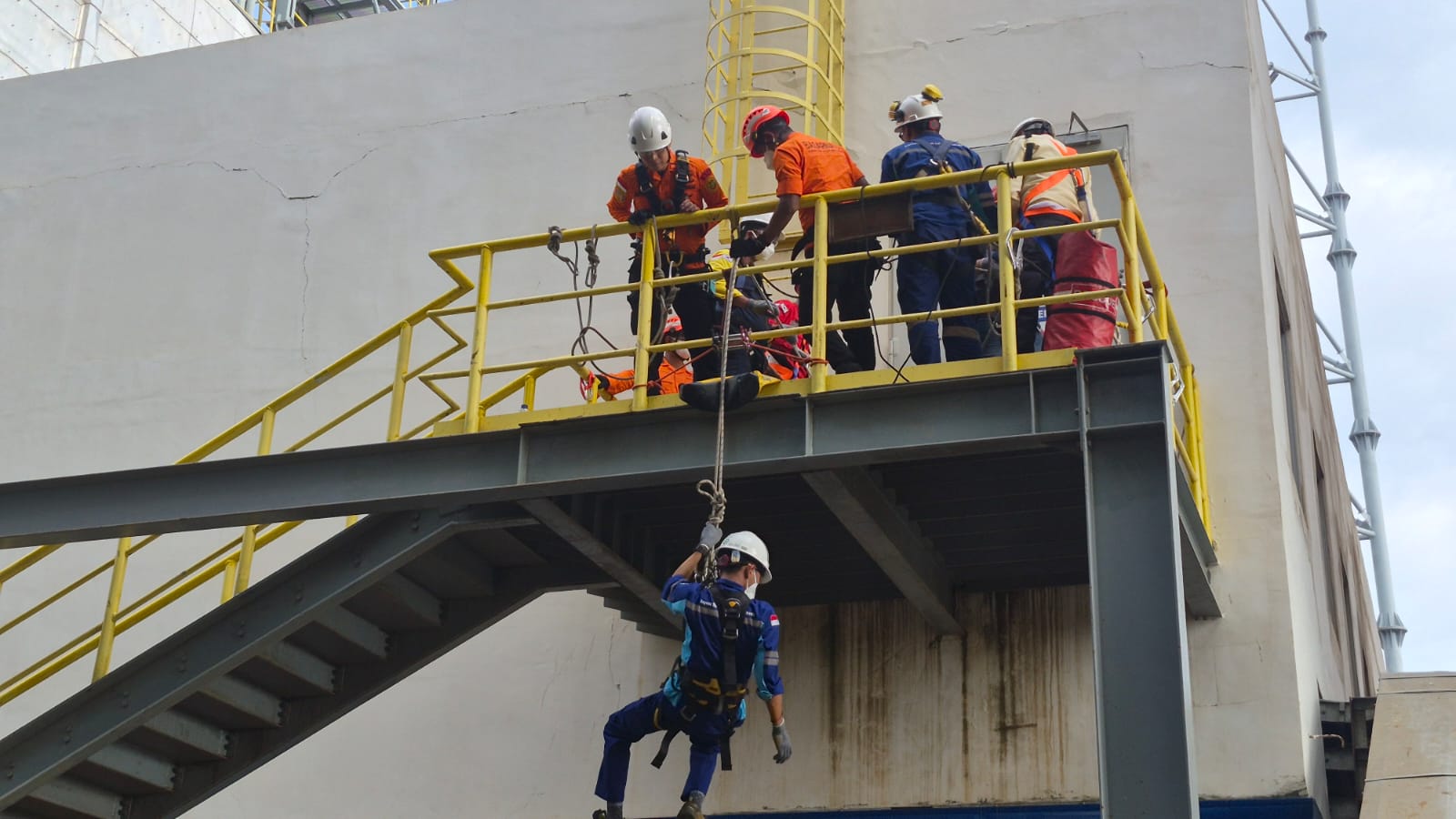 Kantor Pencarian dan Pertolongan Palu Berikan Pelatihan Dasar Kerja di Ketinggian kepada Karyawan PT Korea Energy Indonesia