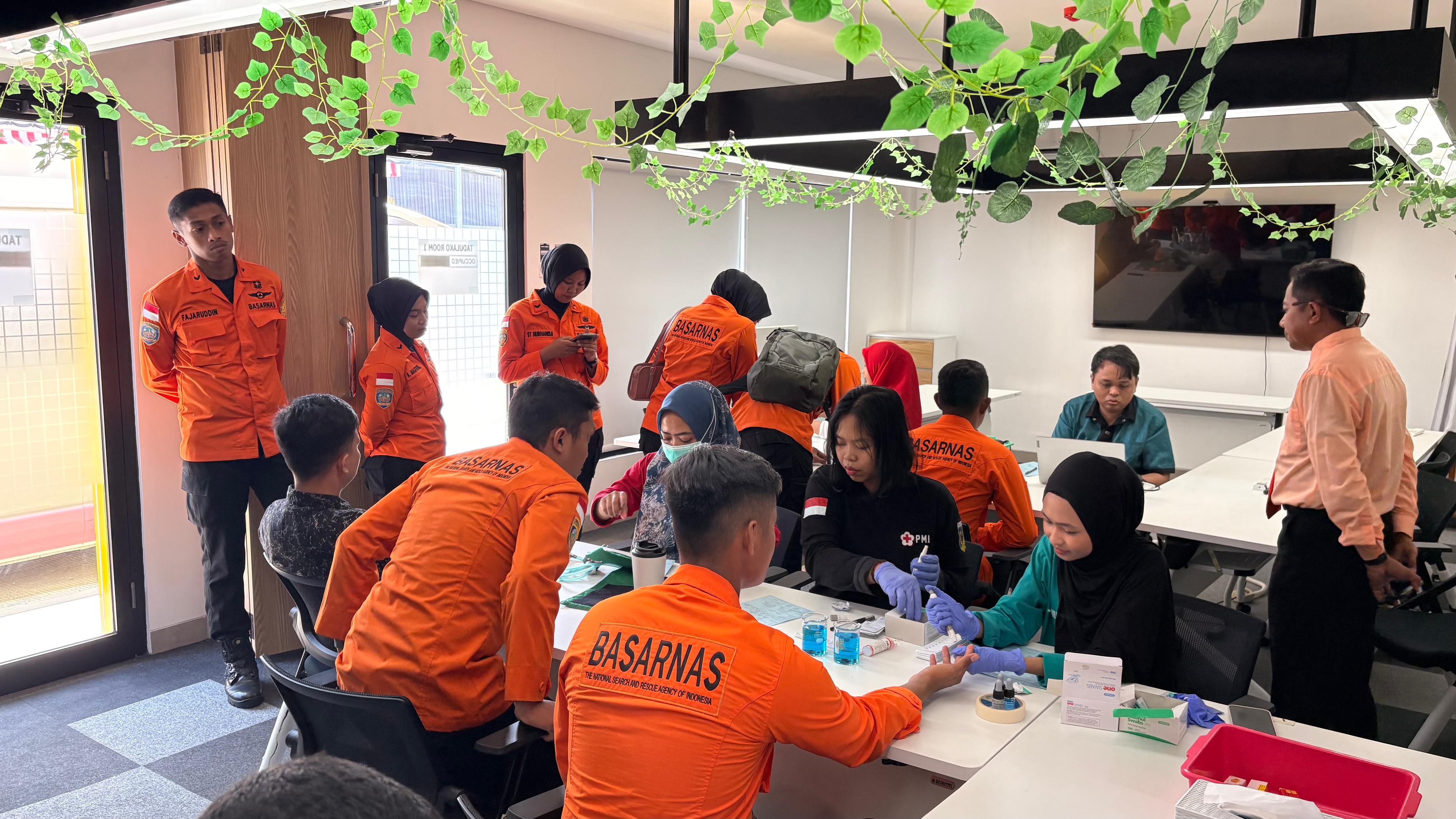 Personel Kantor Pencarian dan Pertolongan Palu Ikut Donor Darah
