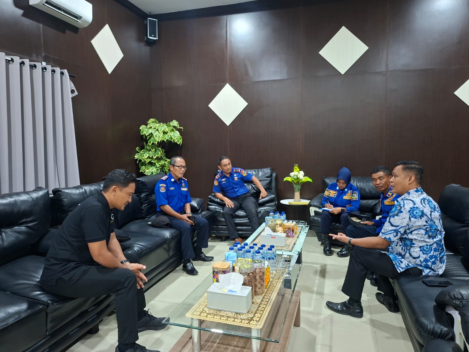 Koordinasi dan Silaturahmi, Kepala Operasional Damkar Parigi Kunjungi Kantor Pencarian dan Pertolongan Palu