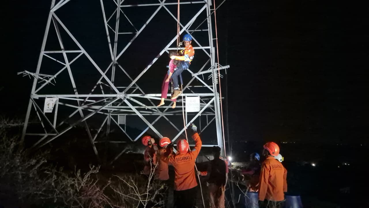 Tim SAR Gabunagn Evakuasi Remaja dari Tower Gardu Induk PLN Silae